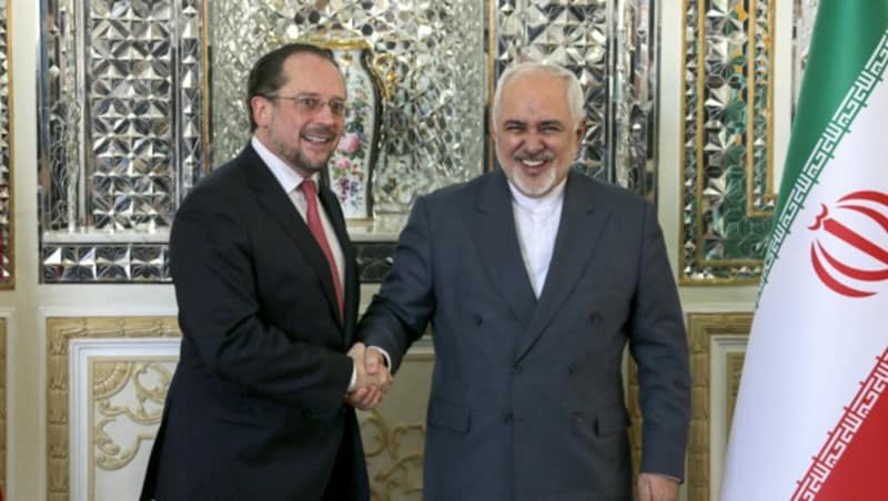 Als Außenminister Schallenberg im Februar 2020 seinen Amtskollegen Javad Zarif in Teheran besuchte, waren die diplomatischen Beziehungen noch deutlich besser. (Bild: AFP )