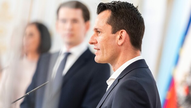 Wolfgang Mückstein, im Hintergrund Sebastian Kurz und Elisabeth Köstinger (Bild: APA/GEORG HOCHMUTH)