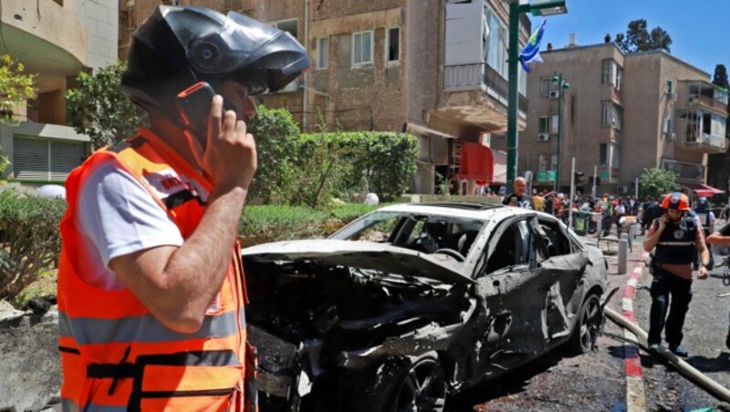 Nach einen Raketeneinschlag in Tel Aviv wurden auch Autos zum Raub der Flammen. (Bild: AFP )