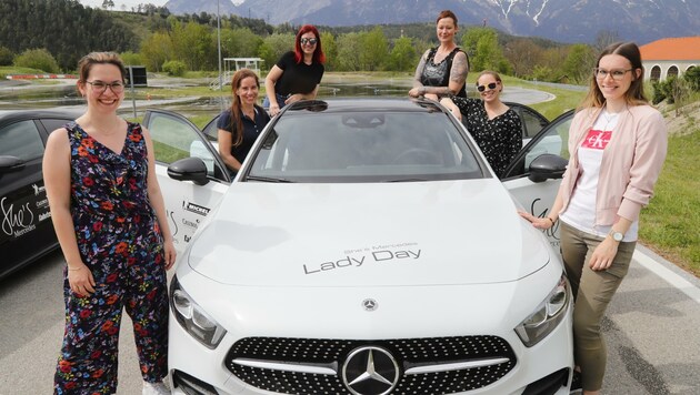 Die Teilnehmerinnen fahren den Parcours mit ihren privaten Autos. Zusätzlich haben die Frauen auch die Möglichkeit, eines von zwei Mercedes-Benz-Fahrzeugen auszuprobieren. (Bild: Birbaumer Christof)