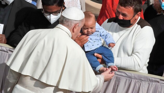 Papst Franziskus genießt - trotz Corona - am 12. Mai 2021 ein Bad in der Menge. (Bild: AP Photo/Alessandra Tarantino)