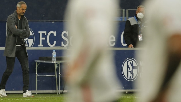 Adi Hütters Reation nach dem Spiel auf Schalke sagt alles. (Bild: AFP)