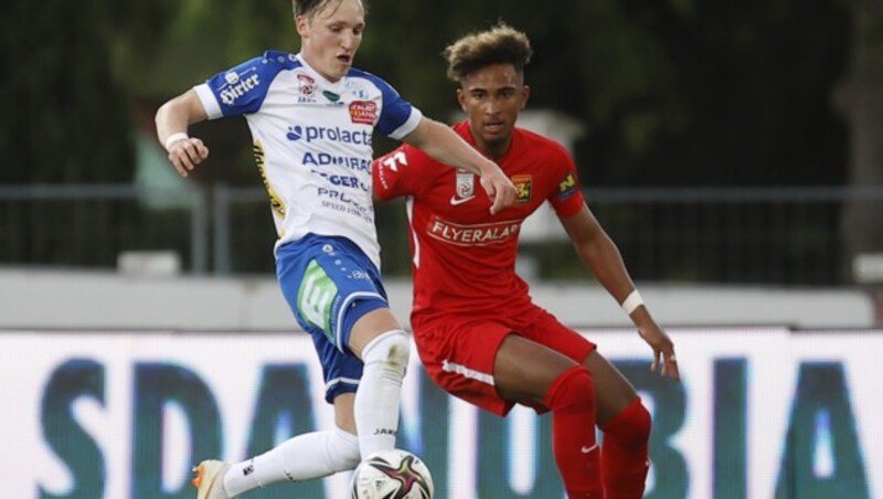 Julian Ertlthaler (Hartberg /links) und Emanuel Aiwu (Admira). (Bild: APA/ERWIN SCHERIAU)