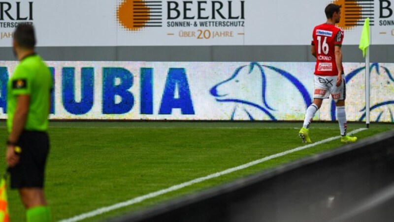 Markus Lackner (Ried) verlässt nach der Roten Karte den Platz. (Bild: GEPA)