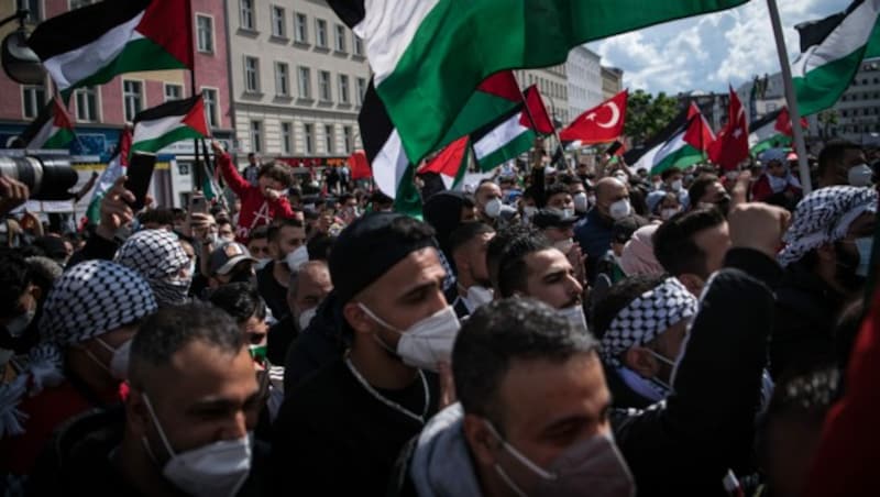 Die Demonstranten forderten ein Ende der israelischen Luftangriffe auf Gaza. (Bild: AFP)