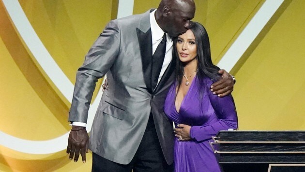 Zeremonienmeister Michael Jordan küsst Vanessa Bryant, die Witwe von Kobe, bei der Aufnamhe Kobes in die Hall of Fame. (Bild: AP)