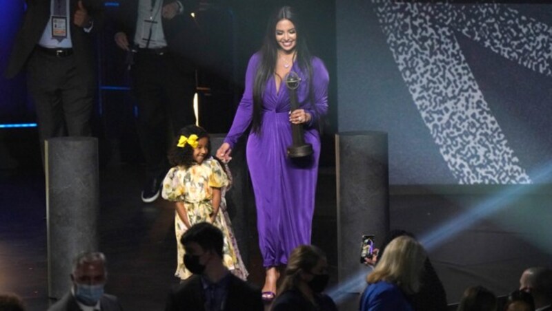 Witwe Vanessa Bryant mit Tochter Bianka (Bild: AP)