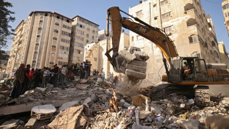 Viele Gebäude in der Stadt Gaza liegen in Trümmern - im Schutt werden noch Verschüttete vermutet. (Bild: AFP)