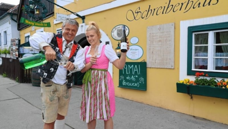 Poldi Huber (genannt „James Dean der Weinberge“ mit seiner Tochter Stephanie (Bild: Peter Tomschi)