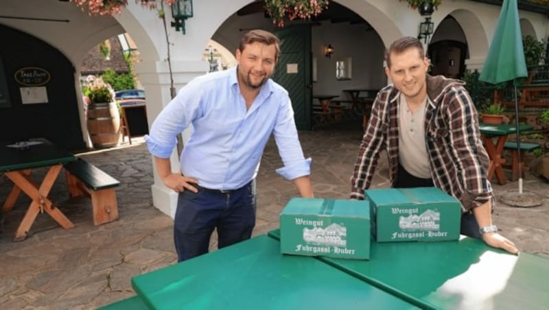 Der Wein ist bereit, die Tische und Bänke sind es auch. (Bild: Peter Tomschi)