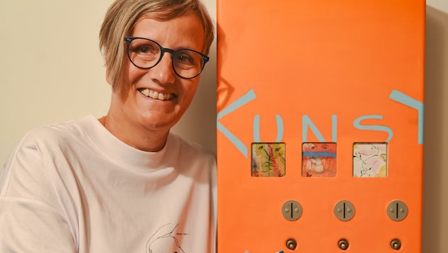 Künstlerin Carolin Labek mit ihrem neuen Kunstautomaten. (Bild: Hubert Berger)