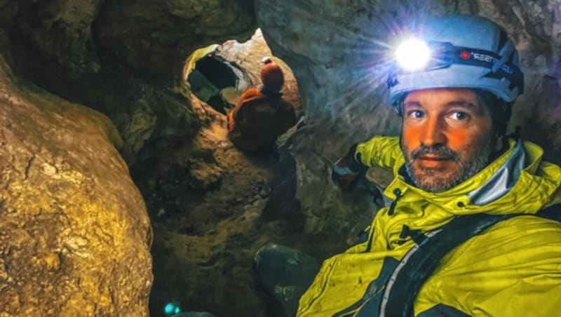 „Bergkrone“-Reporter Hannes Wallner bei der Recherche in der Räuberhöhle. (Bild: Wallner Hannes)