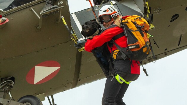 Stephi Stöger (St.Martin am Tennengebirge) mit ihrer Hündin „Mia“ (Bild: Lawinenhundestaffel Salzburg)