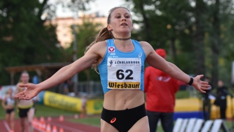 (Bild: Großes, ungewöhnliches Double für Julia Mayer! Binnen 14 Stunden gewann die DSG-Athletin in Wien auf der Bahn die österreichische Staatsmeisterschaft über 5000 m und den Halbmarathon des Vienna City Marathons. Zwischen ihren beiden Siegen hatte sie gerade mal dreieinhalb Stunden geschlafen. Nach ihrem 5000-m-Sieg in 16:27,4 am Samstag Abend war sie so überdreht, dass sie erst um halb drei einschlafen konnte. Morgens um 6 Uhr musste sie sich schon auf den Halbmarathon vorbereiten, in dem sie mit 1:12:52 eine großartige Bestzeit lief!)