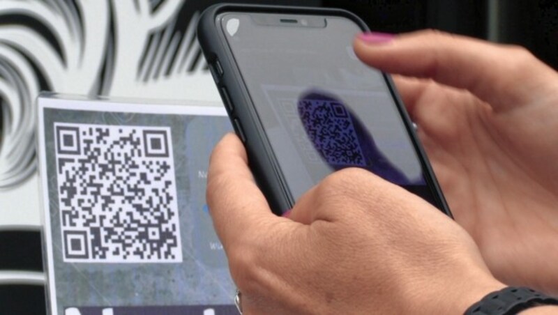 Sandro Wölfl von der Neptun-Bar verabschiedete sich von Zettelwirtschaft - Gäste registrieren sich mittels QR-Code. (Bild: Maurice Shourot)