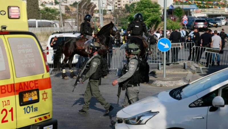 Bei dem Anschlag mit einem Auto wurden mehrere Polizisten verletzt. (Bild: APA/AFP/Menahem KAHANA)