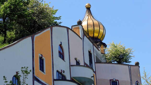 Der bunte Stil des Künstlers Friedensreich Hundertwasser prägt das Erscheinungsbild der Thermallandschaft. (Bild: Christian Jauschowetz)