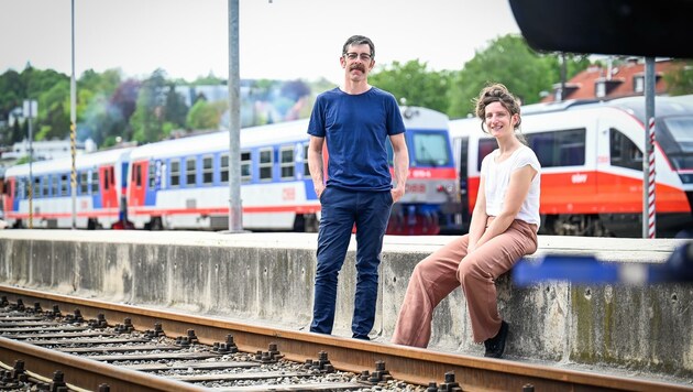 Julia Nüßlein und Jakob Dietrich, Kuratoren des FMR-Festivals, am Mühlkreisbahnhof in Linz-Urfahr (Bild: Alexander Schwarzl)