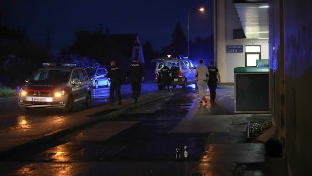 Am Bahnhof Marchtrenk gab es am Samstagabend einen Großeinsatz der Polizei, nachdem ein 18-jähriger Welser dort mit seiner Waffe in Richtung einer Zwölfjährigen gezielt haben soll, als sie gerade aus dem Fenster geblickt hatte. (Bild: Lauber/laumat.at Matthias)