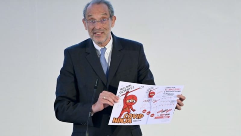 Bildungsminister Heinz Faßmann stellte den Stickerbogen für Testungen am 12. Mai vor. (Bild: APA/HERBERT NEUBAUER)