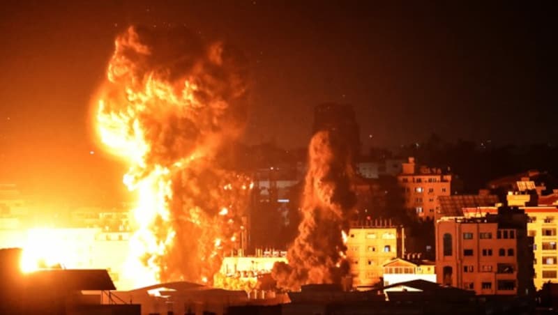 Israel griff auch in der Nacht auf Montag Ziele in der Stadt Gaza an. (Bild: AFP )