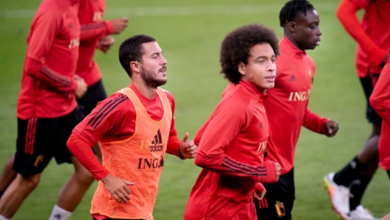 Axel Witsel (Mitte) neben Eden Hazard (li.) (Bild: APA/AFP/Ritzau Scanpix/Liselotte Sabroe)