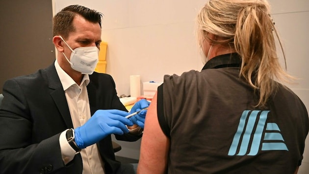 Gesundheitsminister Mückstein impfte im Mai höchstpersönlich. (Bild: APA/FOTOKERSCHI.AT/Werner Kerschbaummayr)