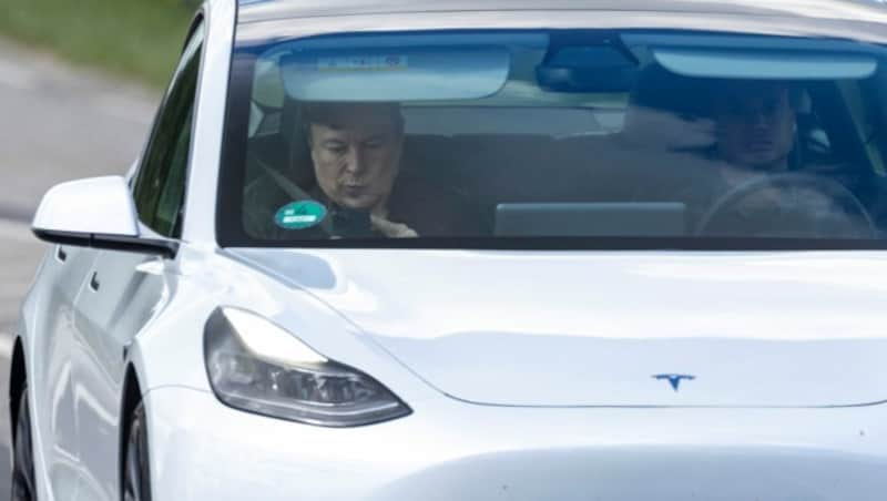 Tesla-Chef Elon Musk wollte sich am Montag ein Bild vom Baufortschritt seiner neuen Fabrik in Berlin machen. (Bild: AFP)