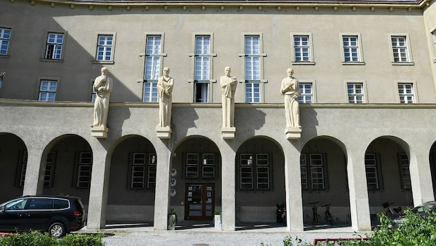 Im Landesgericht Krems findet der Missbrauchsprozess großteils unter Ausschluss der Öffentlichkeit statt. (Bild: P. Huber)