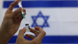 Laut Pfizer-CEO Albert Bourla hat die Corona-Impfkampagne in Israel bislang über 5500 Todesfälle verhindert. (Bild: AP)