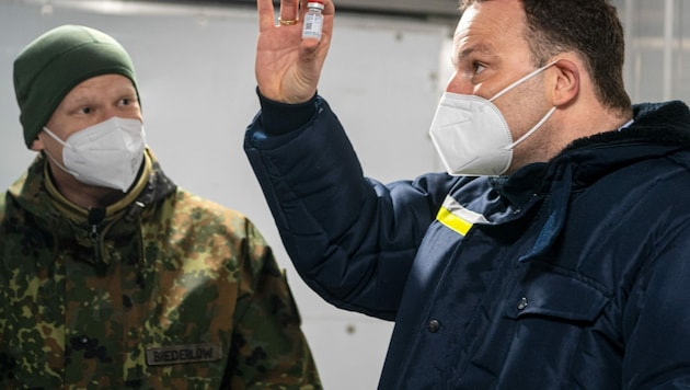 Der deutsche Gesundheitsminister Jens Spahn bei einem Besuch des Impfstoff-Verteilzentrums der deutschen Bundeswehr. (Bild: AFP)
