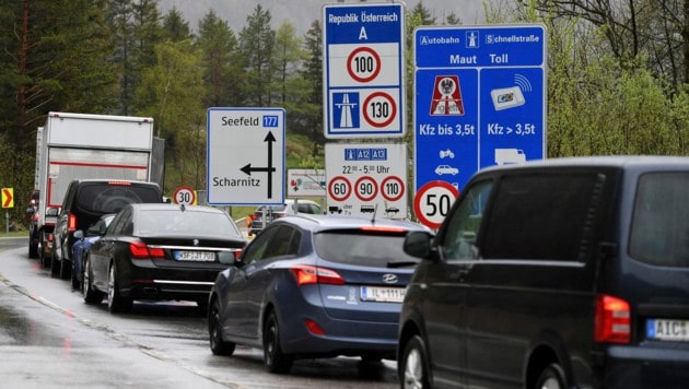 Wartende Autos am Grenzübergang zwischen Mittenwald (Deutschland) und Scharnitz (Österreich) (Bild: APA/dpa/Angelika Warmuth)
