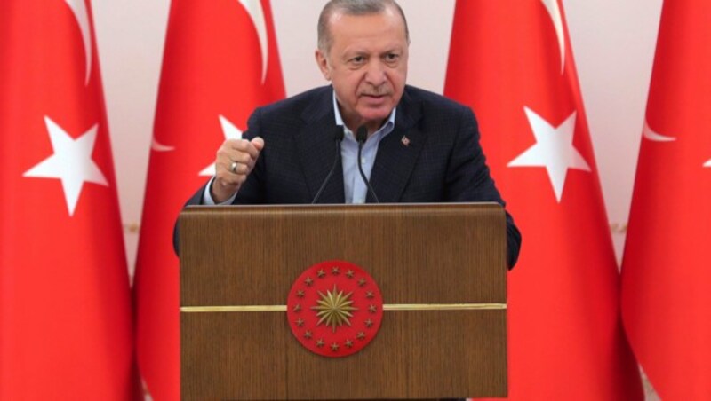 Der türkische Staatspräsident Recep Tayyip Erdogan „verflucht“ Österreich für das Hissen der Israel-Fahnen. (Bild: AP)