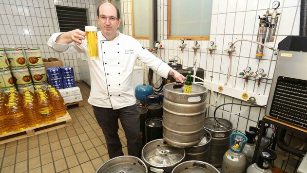 Zum Bierzapfen bereit: Jochen Lehner, der Chef vom Haydnbräu in Eisenstadt. (Bild: Judt Reinhard)