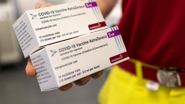 Österreich lässt die Corona-Impfungen mit dem Impfstoff von AstraZeneca nun fix auslaufen. (Bild: APA/AFP/JOE KLAMAR)