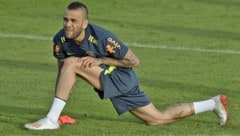 Dani Alves kehrt ins brasilianische Nationalteam zurück. (Bild: APA/AFP/Juan MABROMATA)