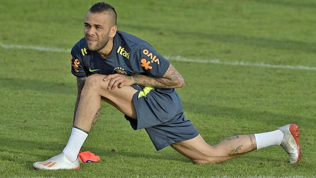 Dani Alves kehrt ins brasilianische Nationalteam zurück. (Bild: APA/AFP/Juan MABROMATA)