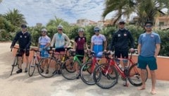 Die Speed2-Trainingsgruppe der ÖSV-Damen arbeitet dieser Tage in Sardinien an der Kondition. Co-Trainer Klaus Mayrhofer, die Salzburgerin Sabrina Maier, die Tirolerin Christina Ager, die Vorarlbergerin Ariane Rädler, die Oberösterreicherin Elisabeth Reisinger, Athletiktrainer Steve Gesslbauer und Gruppen-Cheftrainer Christoph Alster (v. li.). (Bild: Österreichischer Skiverband)