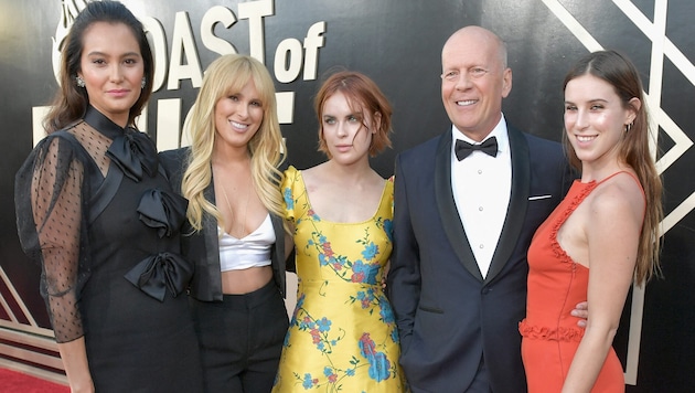 Bruce Willis with wife Emma Heming (left) and his daughters Rumer Willis, Tallulah Willis and Scout Willis (Bild: 2018 Getty Images)