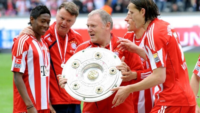 David Alaba, Louis van Gaal, Hermann Gerland und Daniel van Buyten (von li. nach re.) im Jahr 2010 (Bild: GEPA )