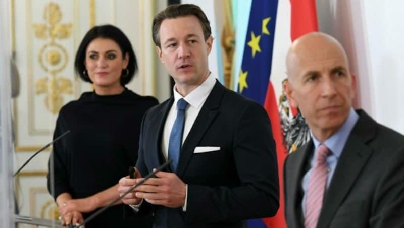 Tourismusministerin Elisabeth Köstinger, Finanzminister Gernot Blümel und Arbeitsminister Martin Kocher (ÖVP) sprachen über die aktuelle Situation am Arbeitsmarkt und die bevorstehenden Öffnungen. (Bild: APA/HELMUT FOHRINGER)