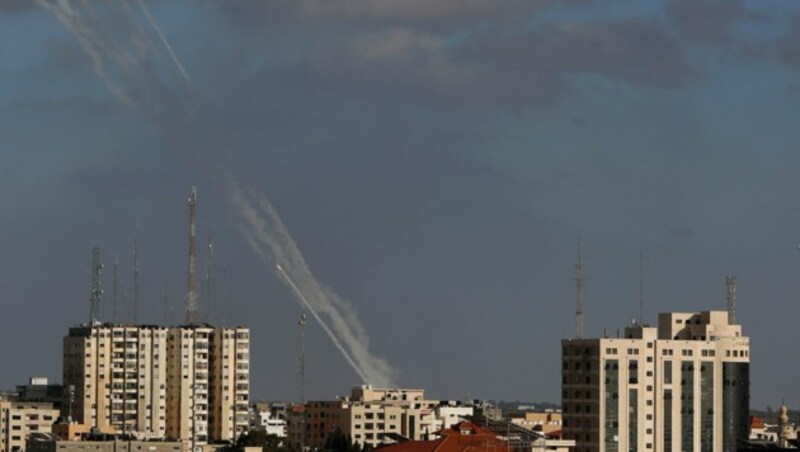 Bei massiven Raketenangriffen von militanten Palästinensern auf Israel sind am Dienstag mindestens zwei Menschen getötet worden. (Bild: AP)