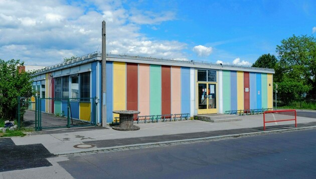 Die Linzer Volksschule 44 wird saniert, deshalb wurde die Sommerferien und somit auch der Zeugnistag um eine Woche nach vorne verschoben. (Bild: Horst Einöder/Flashpictures)