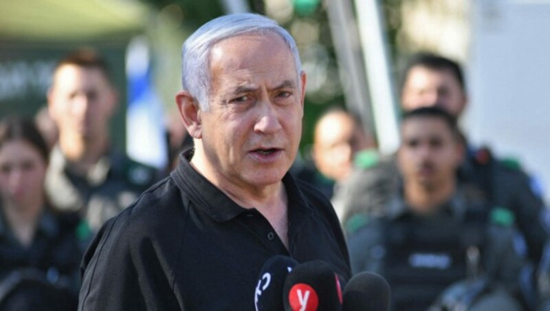 Israels Premierminister Netanyahu bei einem Gespräch mit der Grenzpolizei (Bild: APA/AFP/POOL/Yuval CHEN)