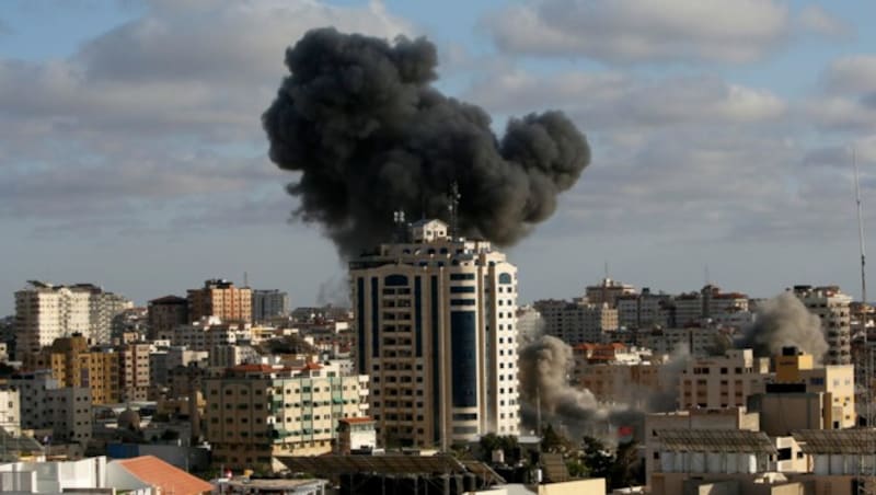 Über Gaza-Stadt steigt nach einem israelischen Luftangriff schwarzer Rauch auf. (Bild: AP)