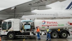 Die Air France ist erstmals mit nachhaltigem Treibstoff aus Speiseöl zu einem Langstreckenflug aufgebrochen. (Bild: AP)