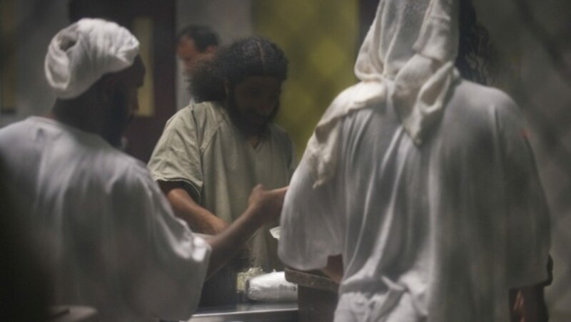 Alltag in Guantanamo: Häftlinge holen sich ihr Mittagessen ab. (Bild: AFP )