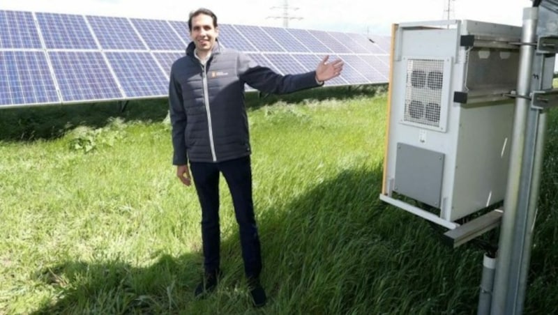 „Naturnahe Freiflächenanlagen“, so Vorstandsvorsitzender Stephan Sharma im Fotovoltaikpark in Eisenstadt. Energie Burgenland startet nun eine Offensive für mehr Strom aus Sonnenkraft. (Bild: Reinhard Judt)