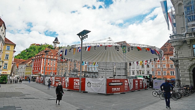 Der „Thunderdome“ am Hauptplatz in Graz nimmt langsam Gestalt an. (Bild: Sepp Pail)