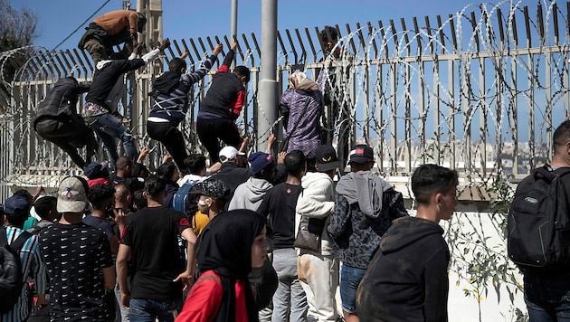 Una y otra vez se producen graves lesiones y muertes cuando la gente intenta cruzar la valla fronteriza. (Bild: AP)